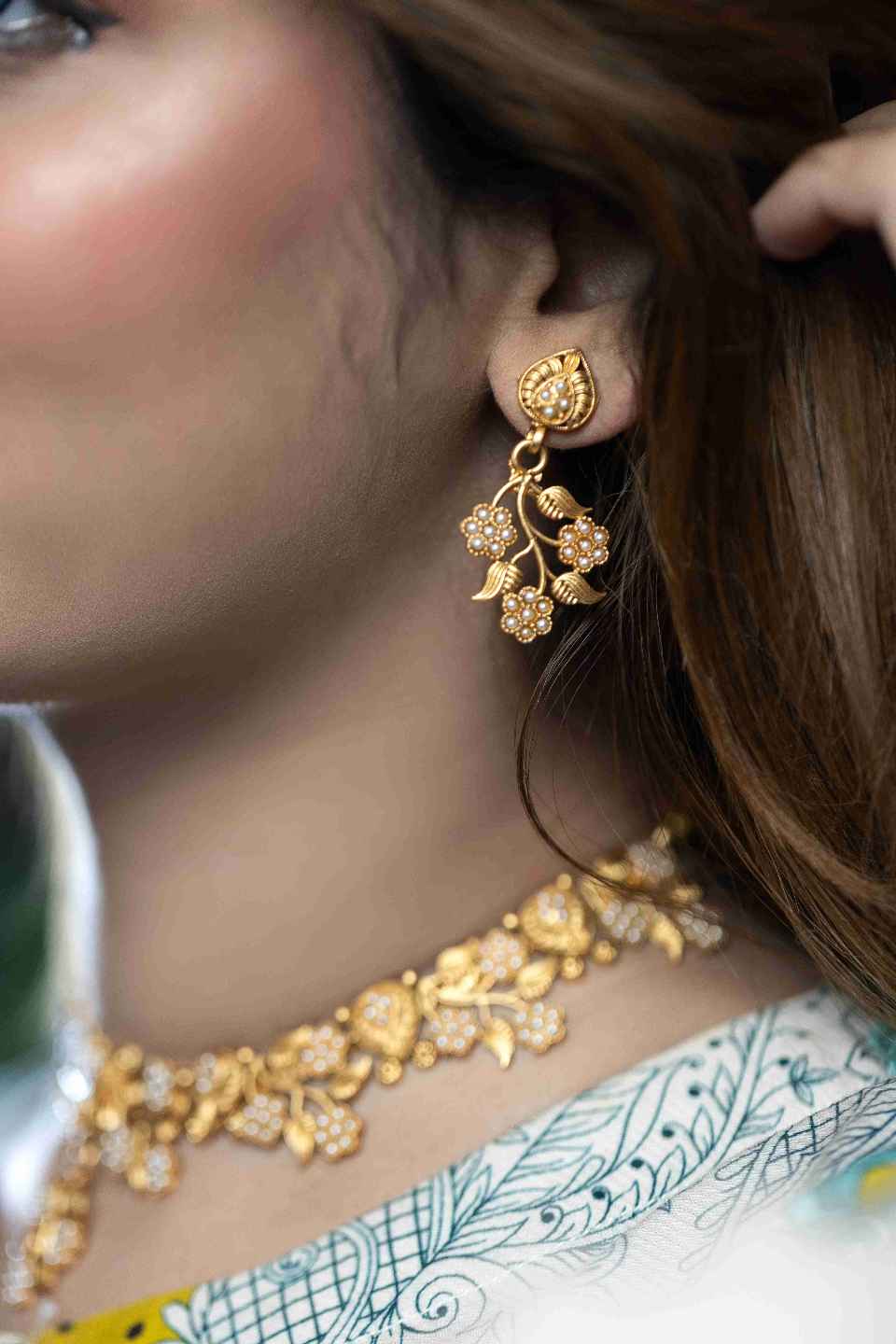 women wearing gold rajwadi necklace choker set