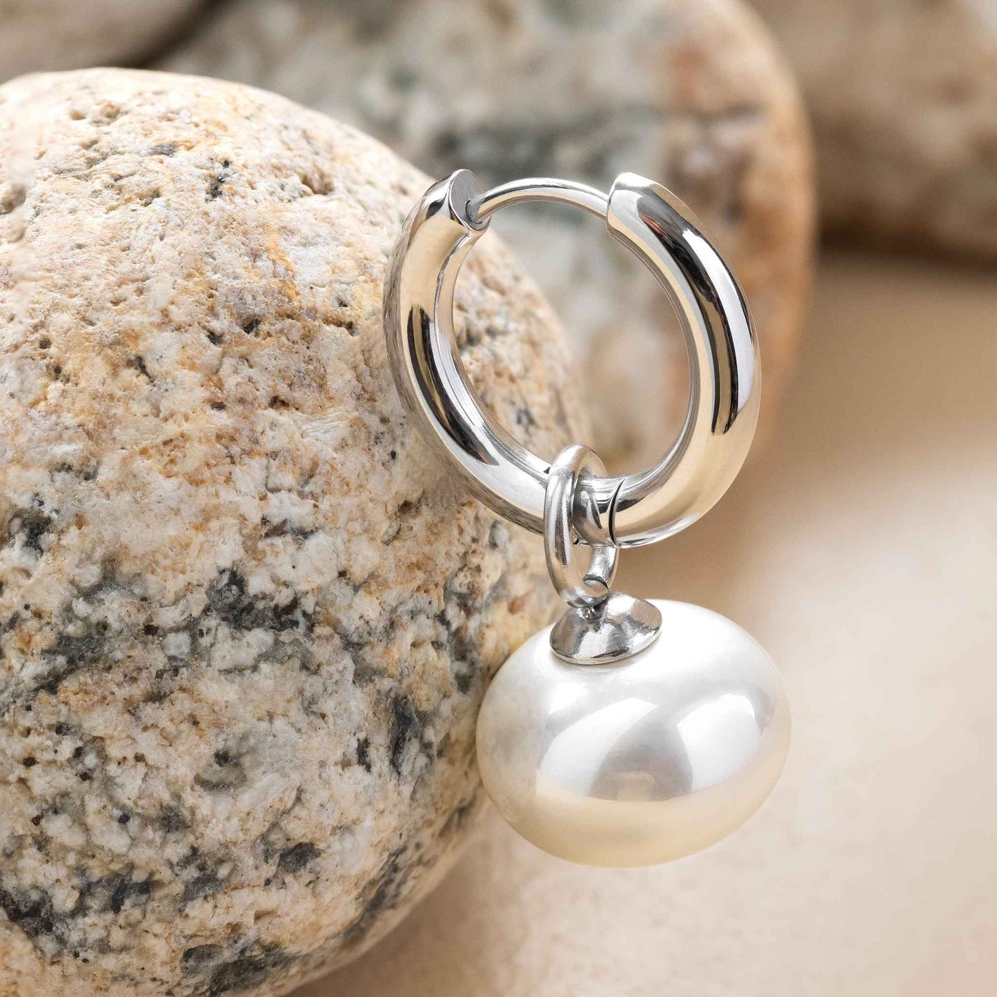 Silver hoop earring with a pearl pendant