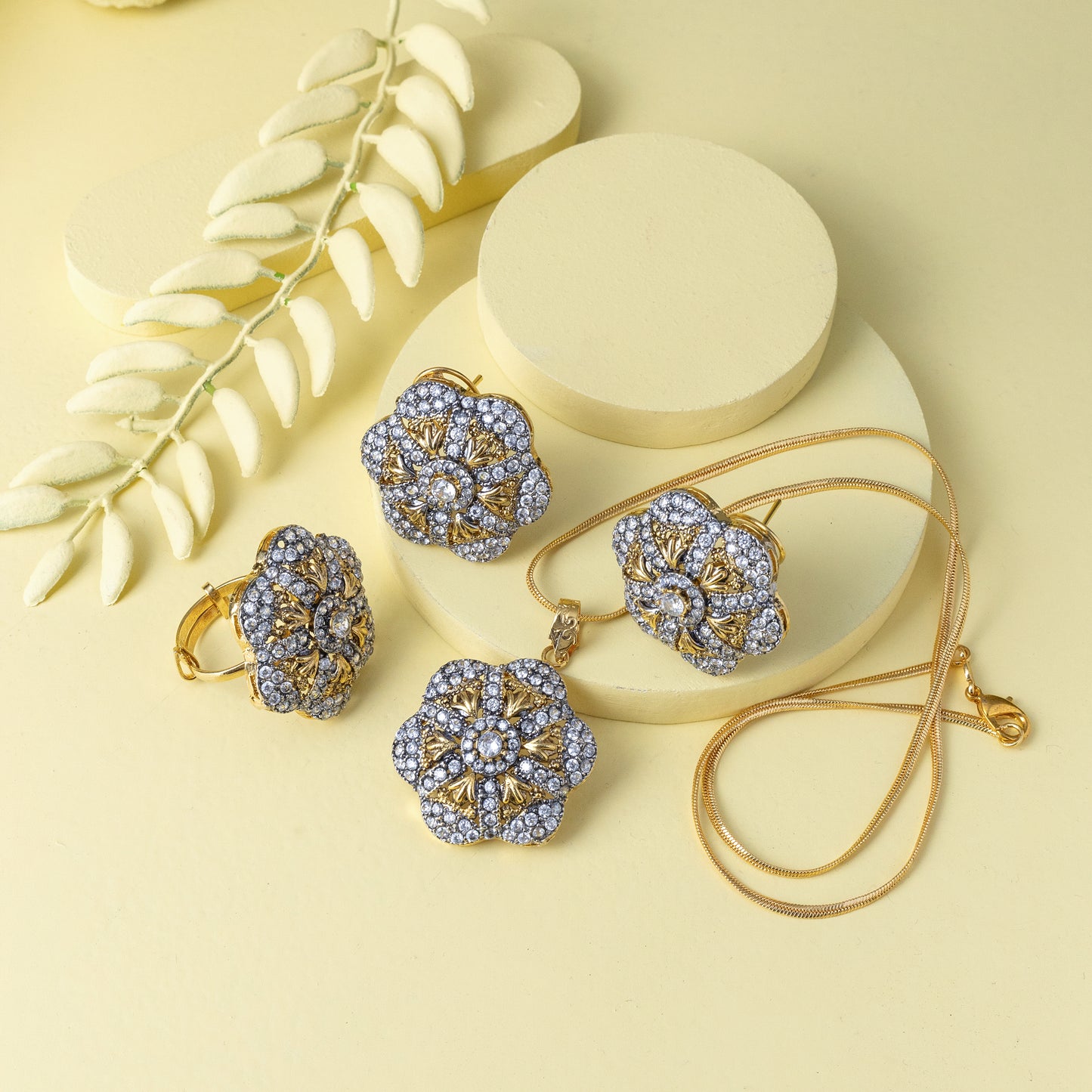 Fiora - Zircon Pendant Set