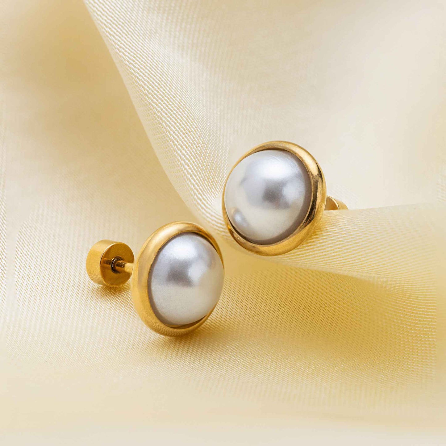 Retro_pearl_studs_3