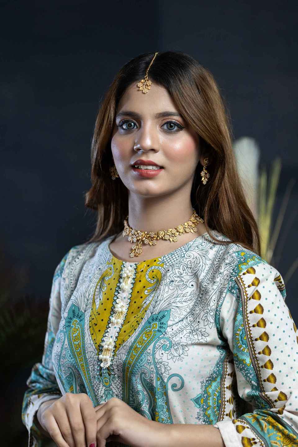 women wearing gold rajwadi necklace choker set