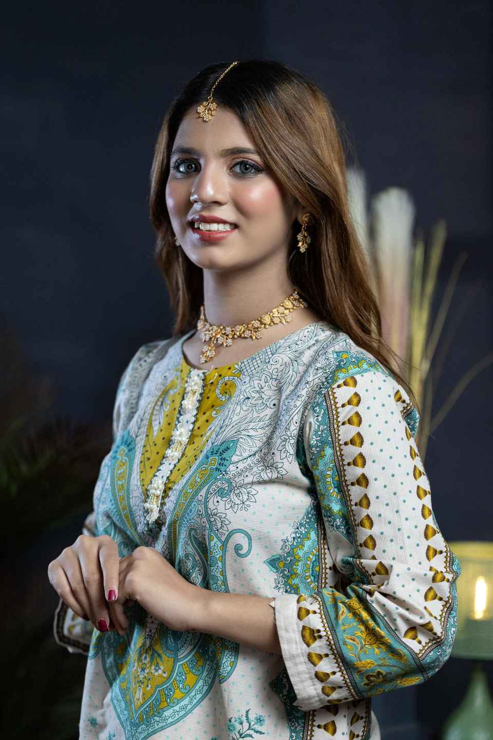 women wearing gold rajwadi necklace choker set