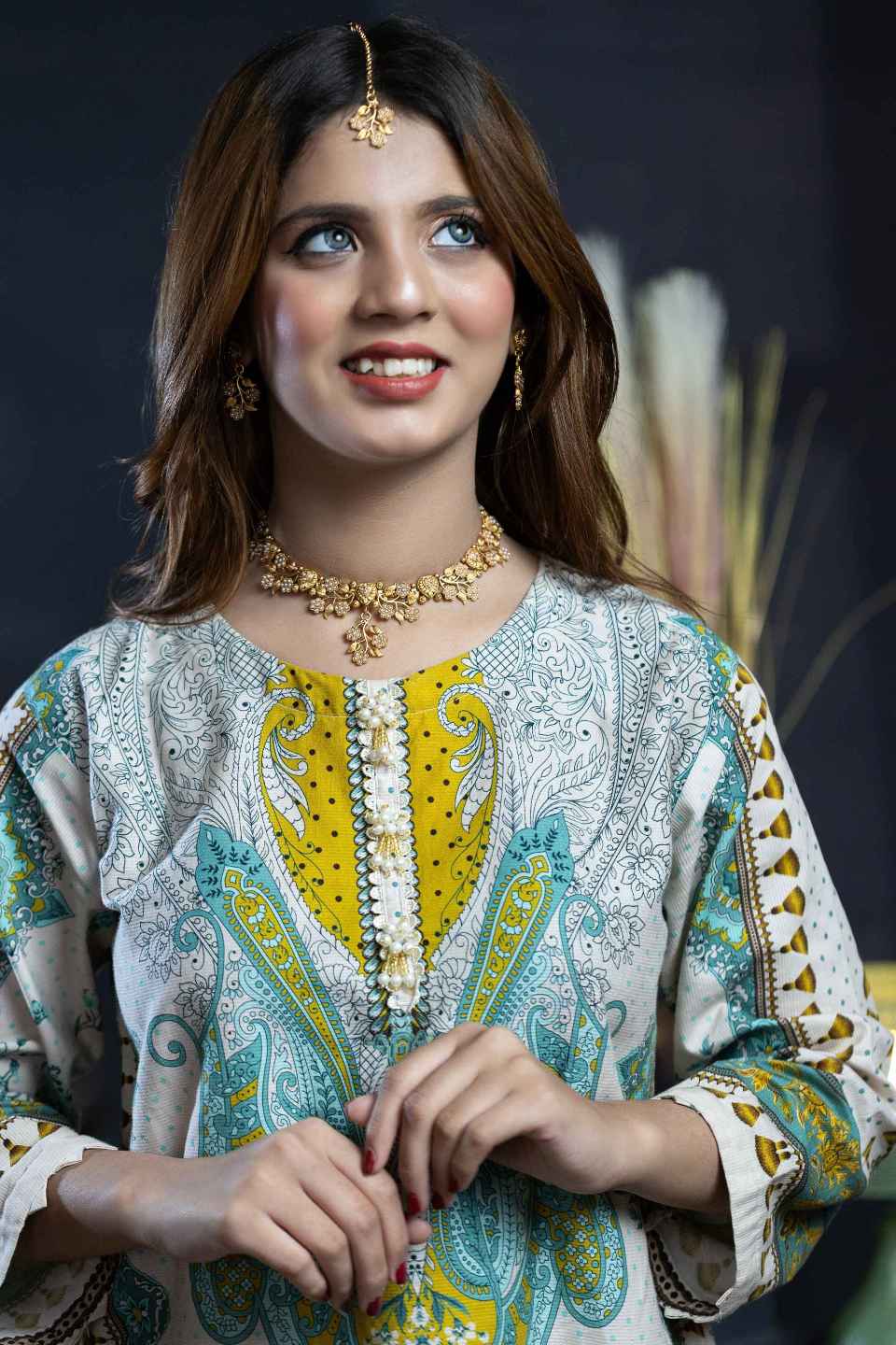 women wearing gold rajwadi necklace choker set