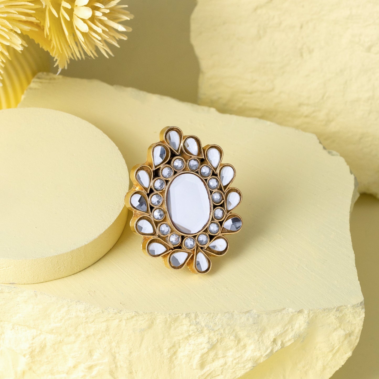 Gold kundan ring in filigree pattern